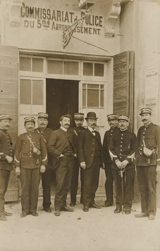 Commissariat de police, Paris by Unidentified Photographer, photograph, 1907