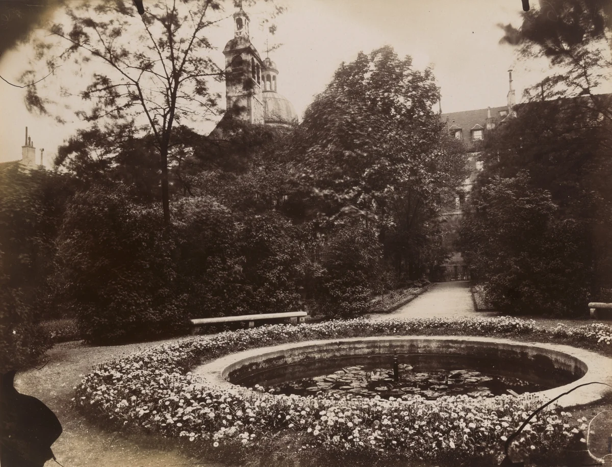 Ancien couvent des Carmes. Rue de Vaugirard 70 by Eugène Atget, photograph, 1914