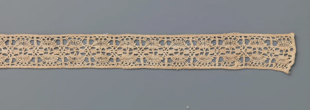 Strook kloskant met gestileerde bloemen om en om gericht vanuit de onder- en bovenzijde van de strook by anonymous, book, 1600-1799