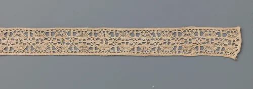 Strook kloskant met gestileerde bloemen om en om gericht vanuit de onder- en bovenzijde van de strook by anonymous, book, 1600-1799