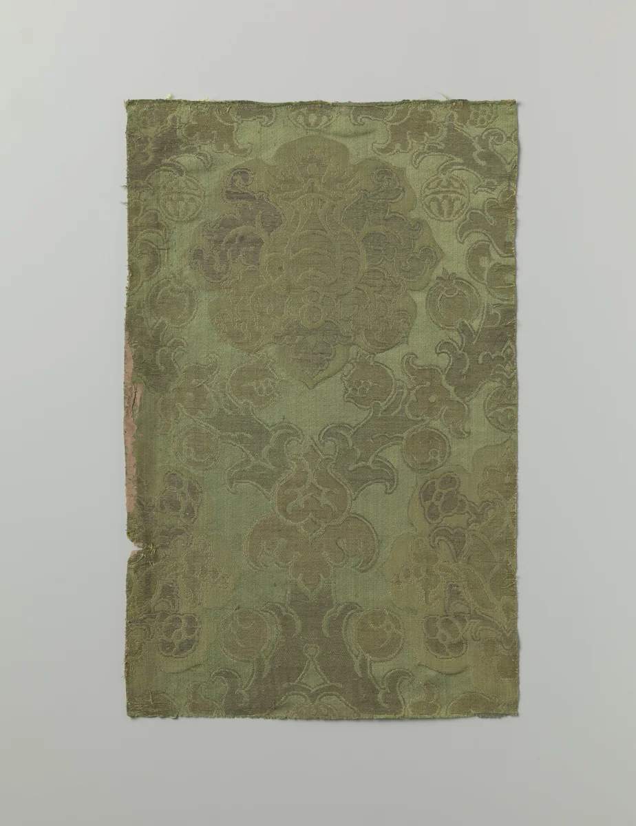 Fragment groene damastbrokaat met granaatappelmotieven by anonymous, textile, 1500-1599