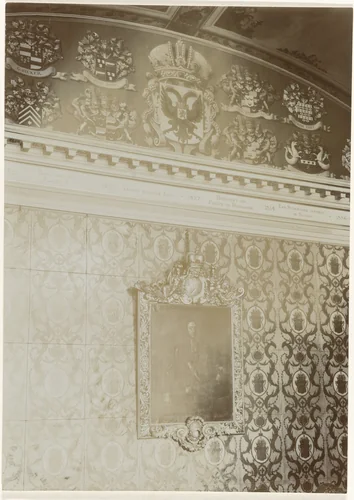 Geschilderd portret van een man op een wand met goudleer in het gemeenlandshuis te Leiden by Richard Tepe, photograph, 1900-1940