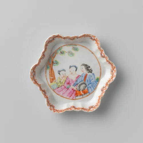 Hexagonal teapot stand with two women and a man under a tree by anonymous, other, 1775-1799