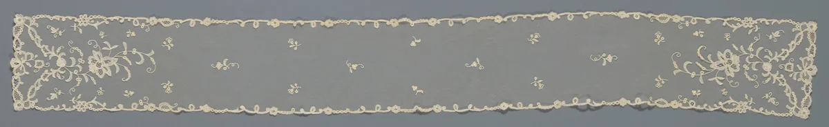 Mutsenslip van applicatiekant met grote bloem by Koninklijke Nederlandsche Kantwerkschool, other, 1908-1918