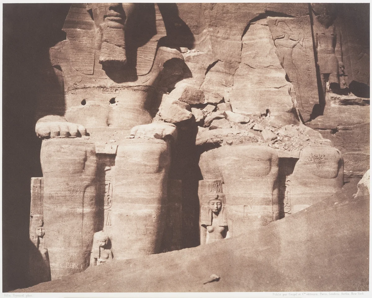 Abo-Sembil, Grand Spéos, Statues Colossales vues de Face (Parte Inférieure) by Félix Teynard, photograph, 1851-1852