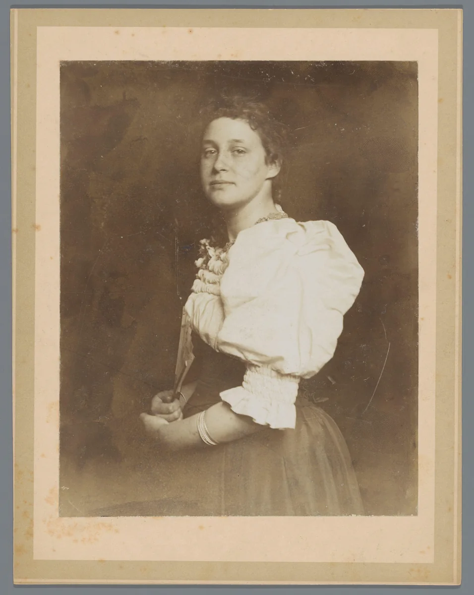Portret van een onbekende vrouw by anonymous, photograph, 1880-1900
