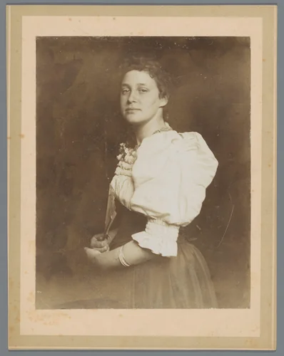 Portret van een onbekende vrouw by anonymous, photograph, 1880-1900