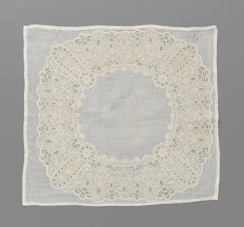 Zakdoek van batist met een rijk gewerkte brede ring van borduurwerk met vier keer drie symmetrische bloemtakken tussen rozet met lus en naaldkantsiersteken in opengewerkte delen by anonymous, textile, 1850-1860