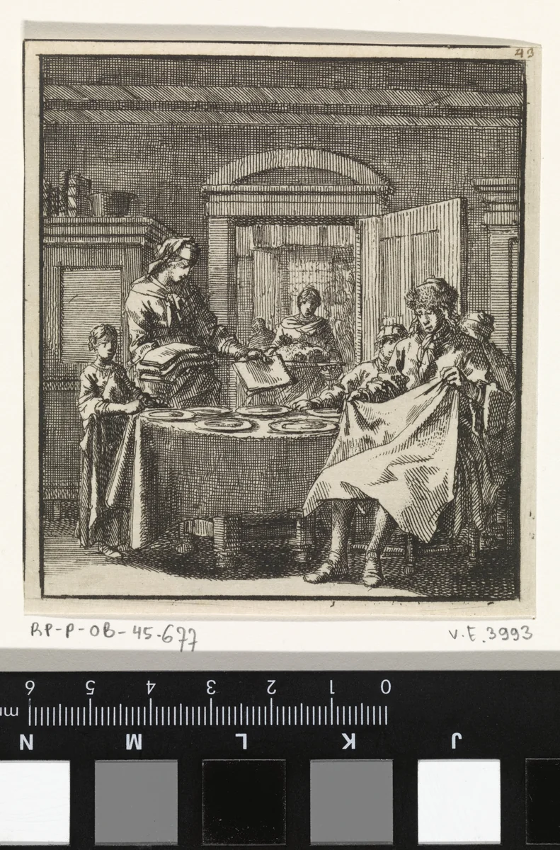 Vrouw deelt servetten uit terwijl een man de zijne ontvouwt by Jan Luyken, print, 1711