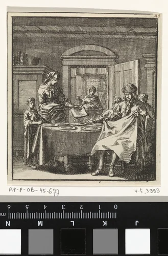 Vrouw deelt servetten uit terwijl een man de zijne ontvouwt by Jan Luyken, print, 1711