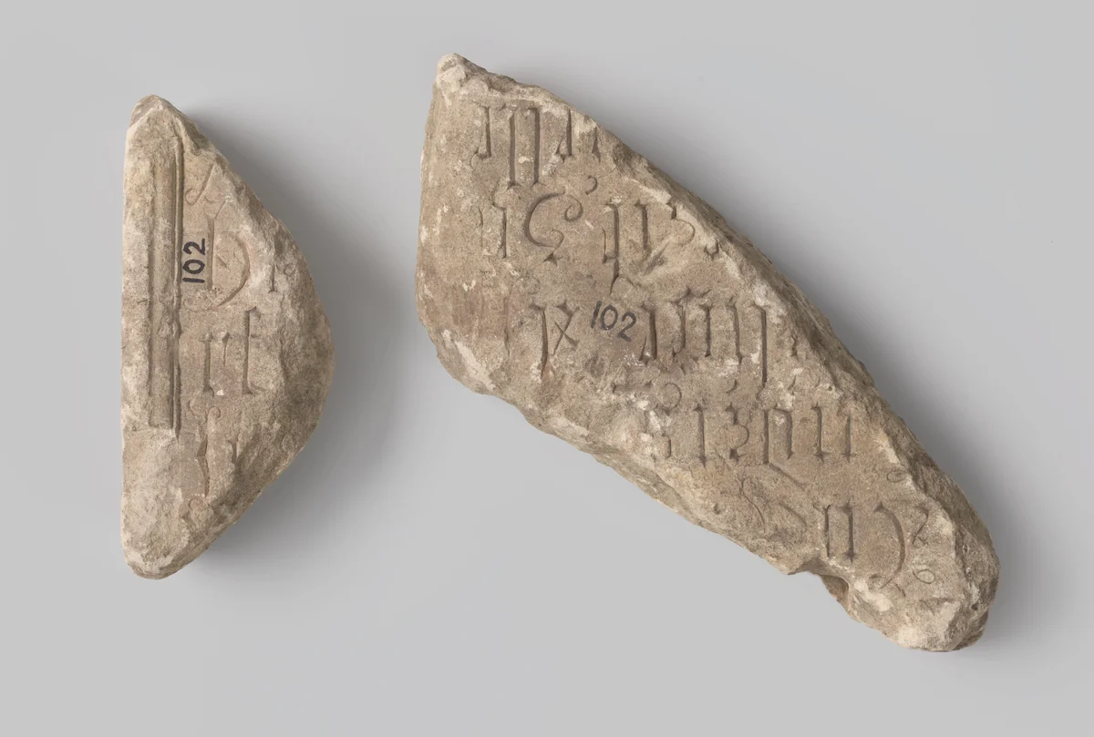 Epitaaf of memorietafel, opgegraven te Utrecht bij het oude Minderbroederklooster (fragmenten) by anonymous, sculpture, 1400-1950
