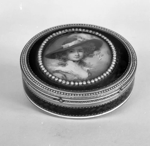 Snuffbox with portrait of a woman by G.R.C., metalwork, 1785-1795