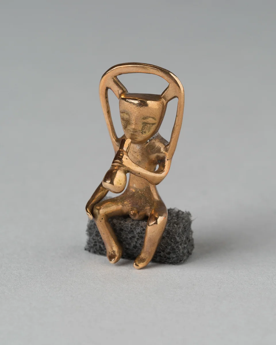 Pendant in the Form of a Seated Musician by Veraguas, metalwork, 1000-1500