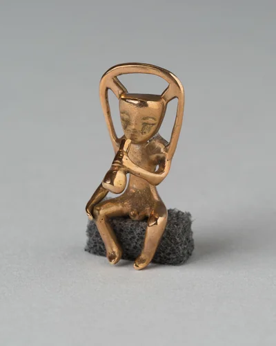 Pendant in the Form of a Seated Musician by Veraguas, metalwork, 1000-1500