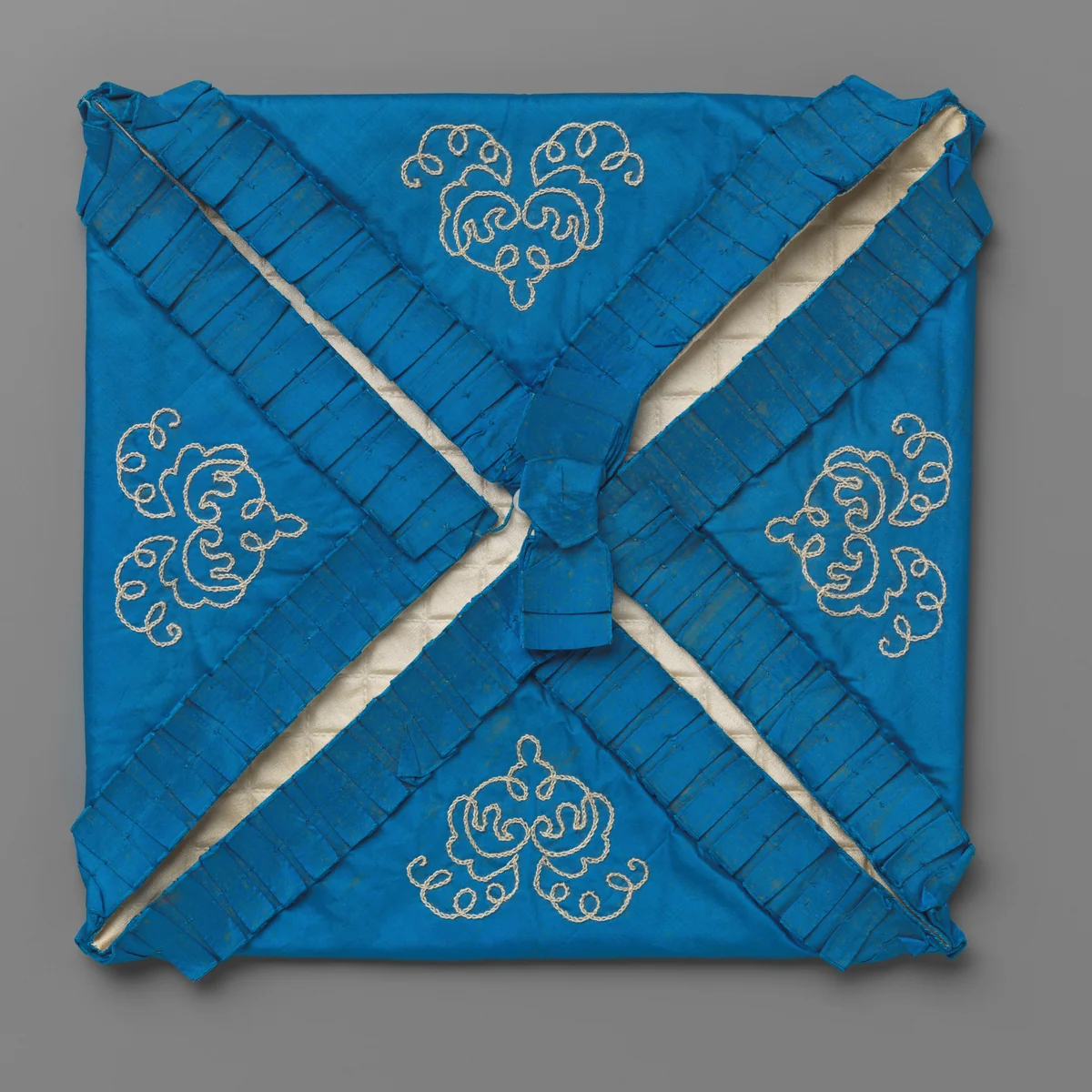 Sachet van blauwe taf met wit tamboereerwerk in de hoeken by anonymous, other, 1850