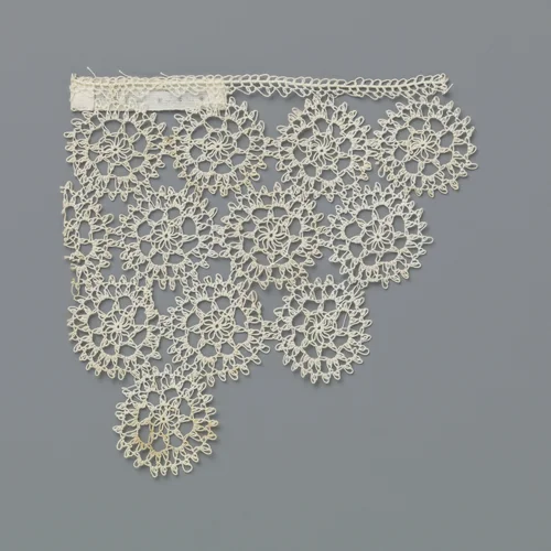 Fragment geknoopte kant met cirkeltjes by anonymous, other, 1900-1915