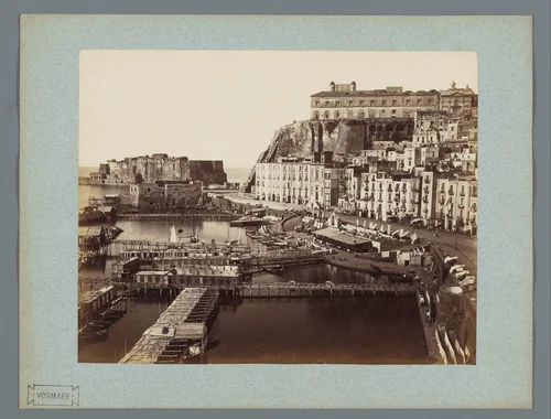 Gezicht op de haven van Napels met rechts de Via Santa Lucia en op de achtergrond het Castel dell'Ovo en de Monte Echia, Italië by anonymous, photograph, 1851-1900