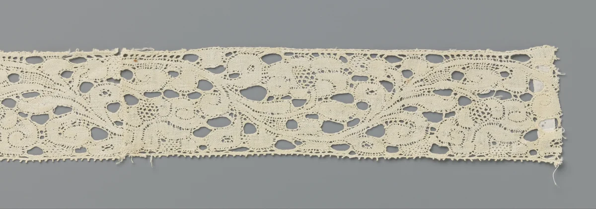 Strook kloskant met golvende bloemenrank by anonymous, book, 1600-1699