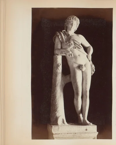 Sculptuur van de rustende satyr in de Capitolijnse Musea te Rome, Italië by anonymous, book, 1870-1890