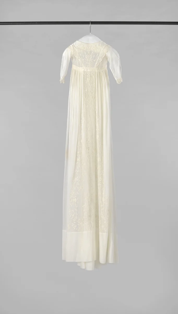 Een doopjurk van fijn batist, bestaande uit een lange rok van twee banen, gerimpeld aan het korte lijfje met mouwen gezet. by anonymous, textile, 1850