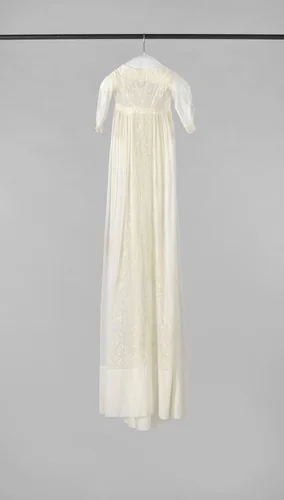 Een doopjurk van fijn batist, bestaande uit een lange rok van twee banen, gerimpeld aan het korte lijfje met mouwen gezet. by anonymous, textile, 1850