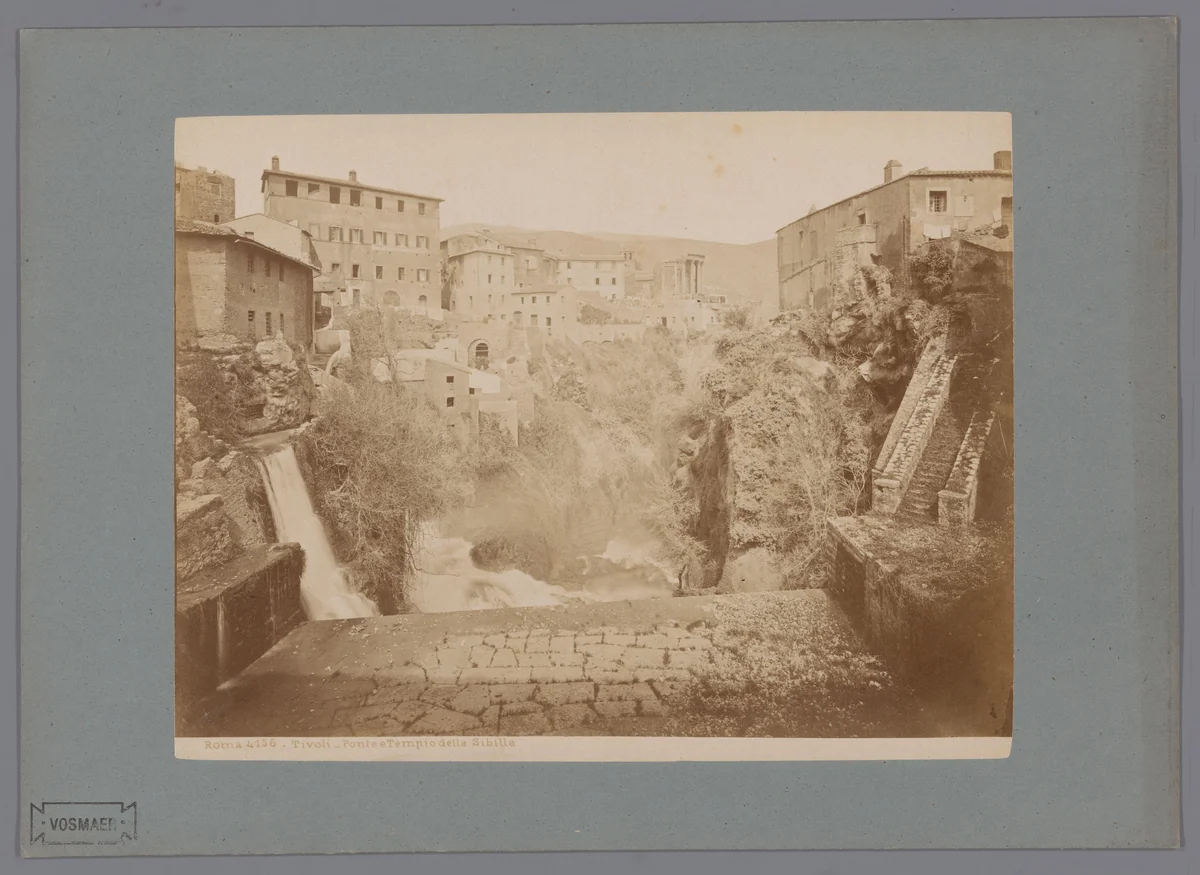 Gezicht op Tivoli met op de achtergrond de Tempel van Sibylle by anonymous, photograph, 1851-1900