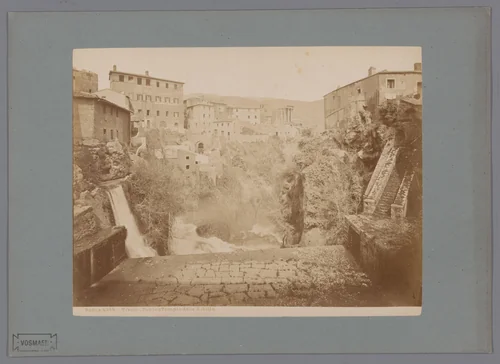 Gezicht op Tivoli met op de achtergrond de Tempel van Sibylle by anonymous, photograph, 1851-1900