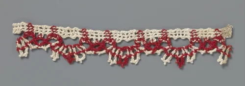 Strook grove kloskant met witte en rode draden by anonymous, other, 1850-1899