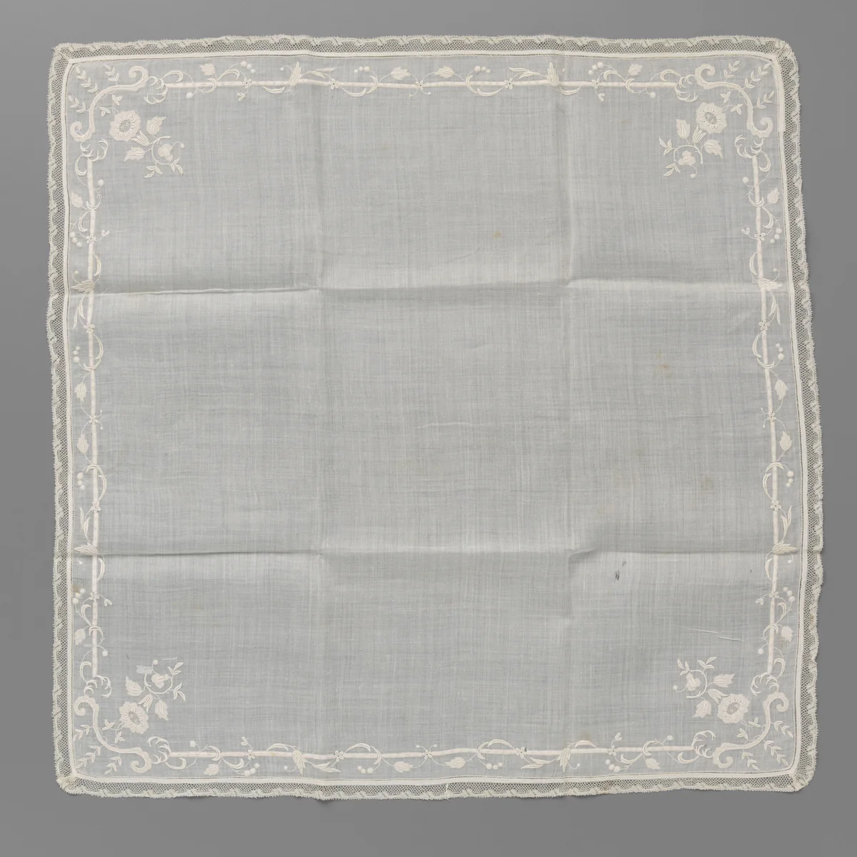 Zakdoek van batist met rank rond rechte lijn en bloemtak in de hoeken en afgezet met een rand Valenciennes-kant by anonymous, textile, 1850