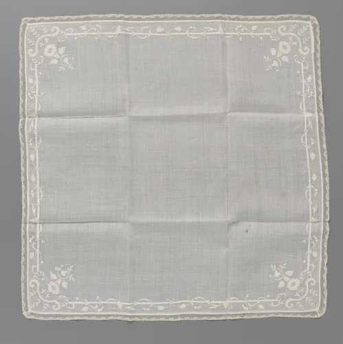 Zakdoek van batist met rank rond rechte lijn en bloemtak in de hoeken en afgezet met een rand Valenciennes-kant by anonymous, textile, 1850