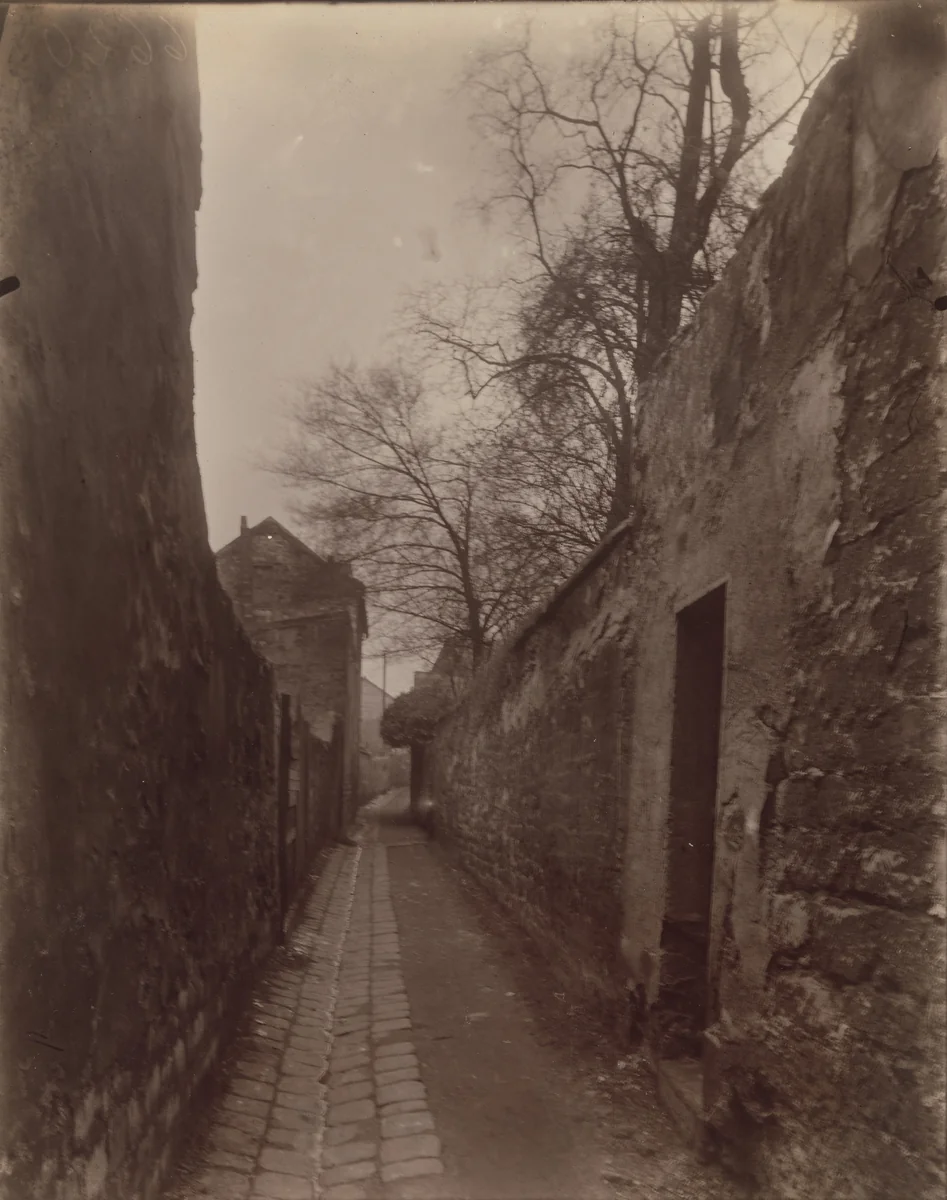 Ruelle des Reculettes by Eugène Atget, photograph, 1926