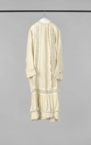 Kinderjurk met lange mouw, van achter recht, van voren met zeer lage taille, sluiting, geplooide rok en twee steekzakken, van écru linnen, versierd met Engels borduurwerk by anonymous, other, 1875-1880