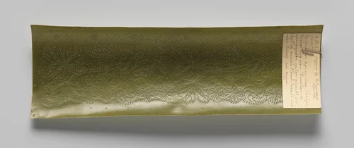 Prikking voor een strook kloskant op groen gekleurd perkament by anonymous, textile, 1870-1880