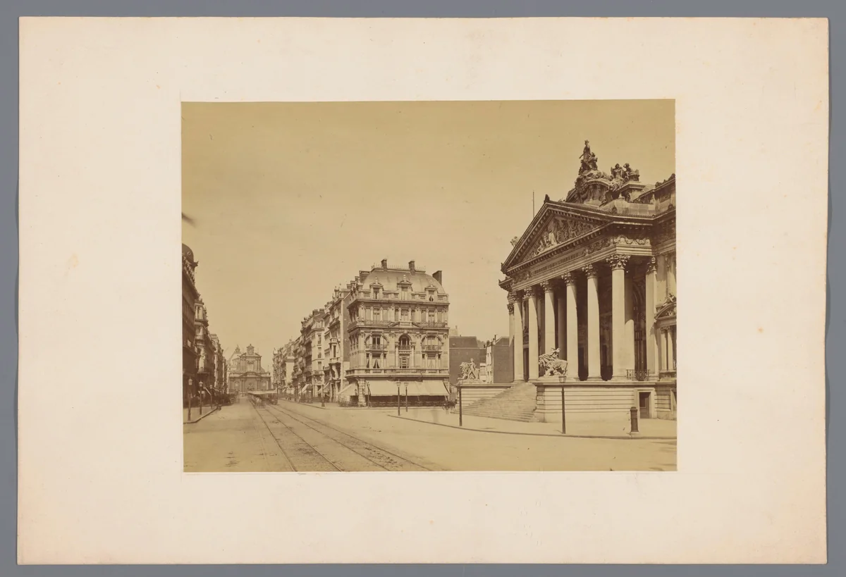 Boulevard Anspach met rechts het Beursgebouw te Brussel, België by anonymous, photograph, 1851-1890