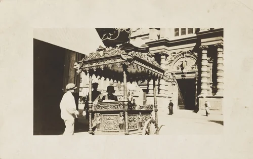 Marchand ambulant de glaces et sorbets, Le Havre by Unidentified Photographer, photograph, 1922