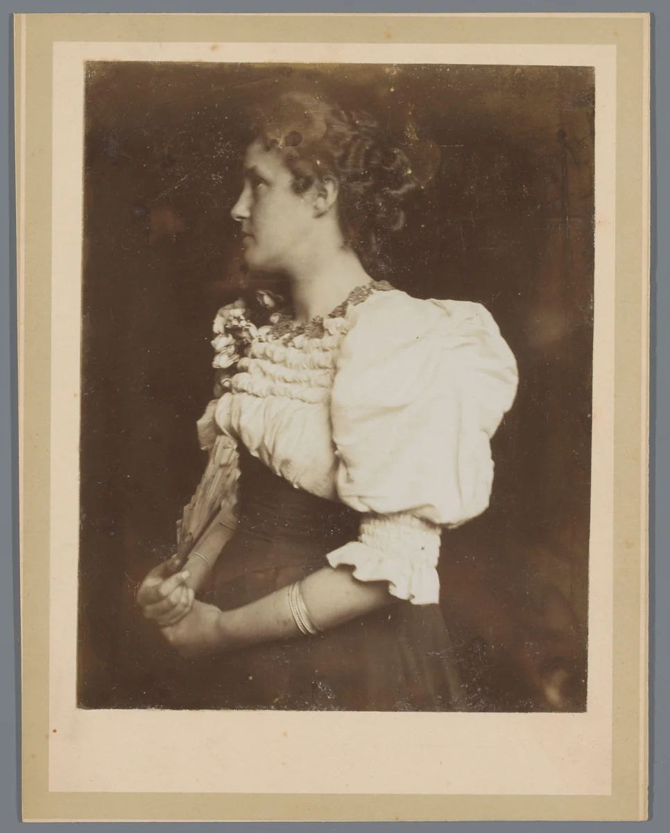 Portret van een onbekende vrouw by anonymous, photograph, 1880-1900