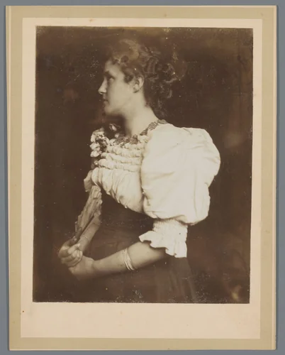 Portret van een onbekende vrouw by anonymous, photograph, 1880-1900