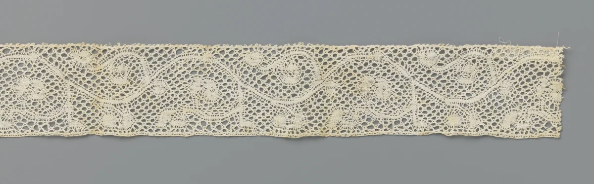 Strook kloskant krullende ijle ranken met gestileerde bloemen en bladeren by anonymous, other, 1700