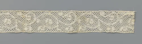 Strook kloskant krullende ijle ranken met gestileerde bloemen en bladeren by anonymous, other, 1700