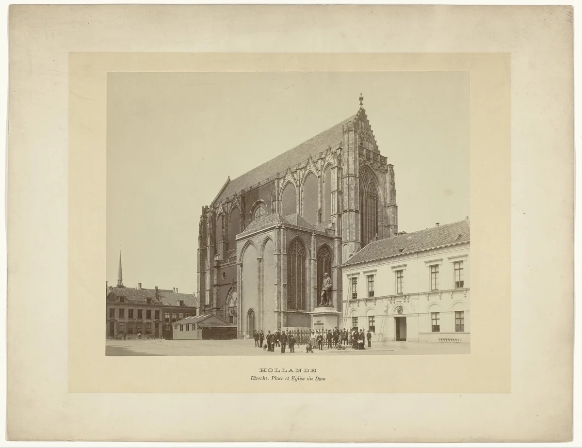 Groep mensen bij het beeld van Graaf Jan van Nassau voor de Dom kerk in Utrecht by anonymous, photograph, 1883