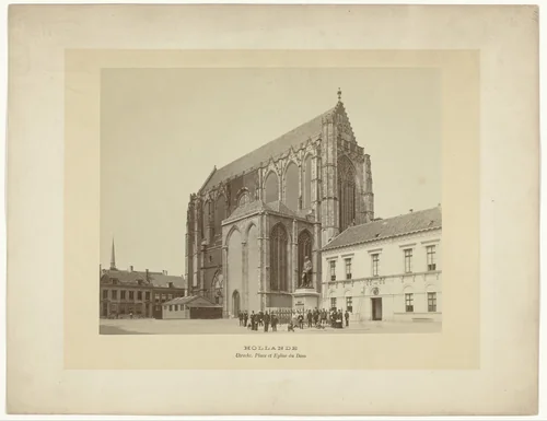 Groep mensen bij het beeld van Graaf Jan van Nassau voor de Dom kerk in Utrecht by anonymous, photograph, 1883