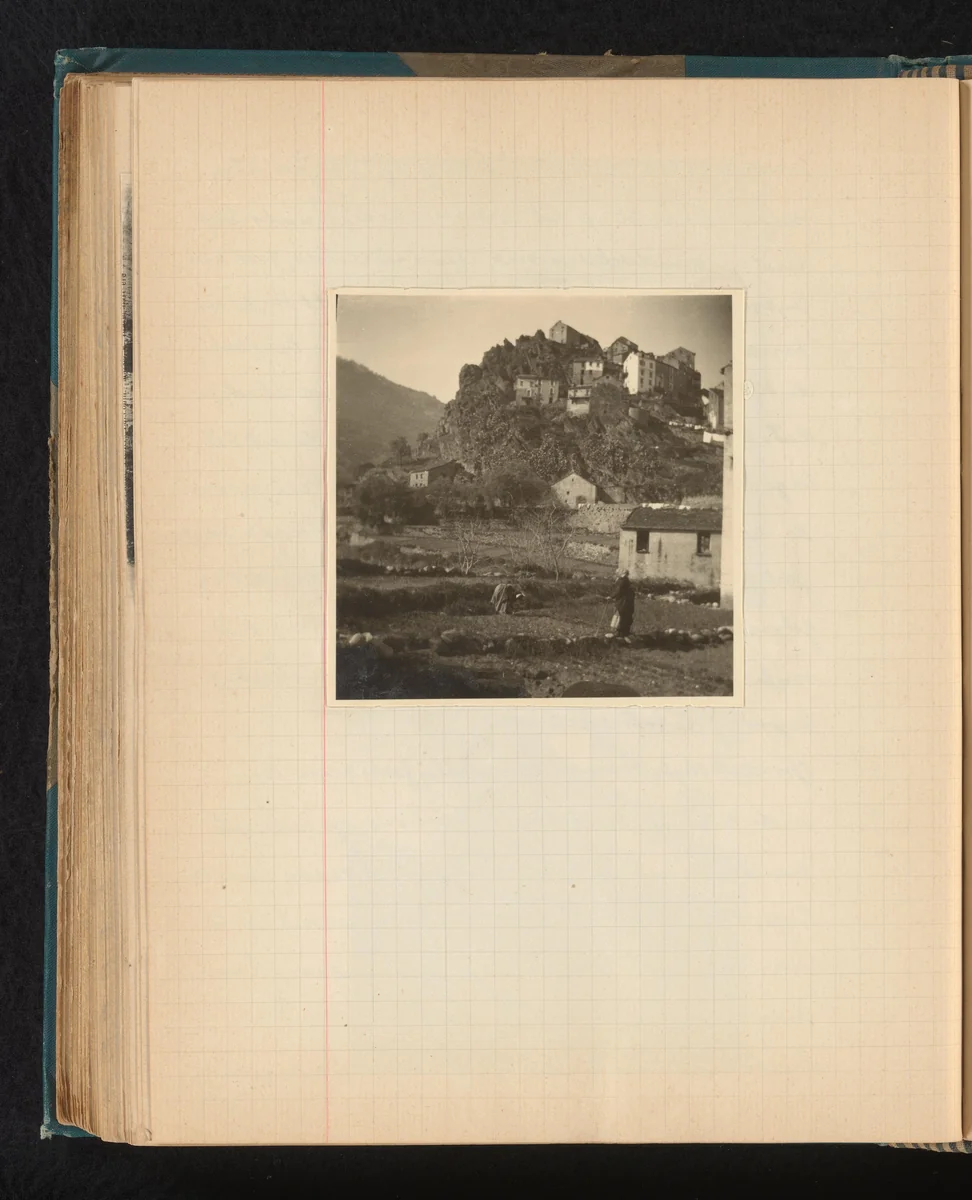 Heuvel met huizen met vrouwen die werken op het akkerland ervoor in Corté, Corsica by Théodore van Lelyveld, book, 1902