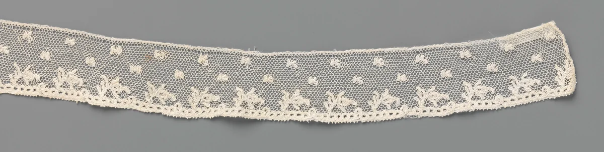 Strook kloskant met gestrooide vlindertjes en bloemtakjes langs de onderzijde by anonymous, other, 1850-1870