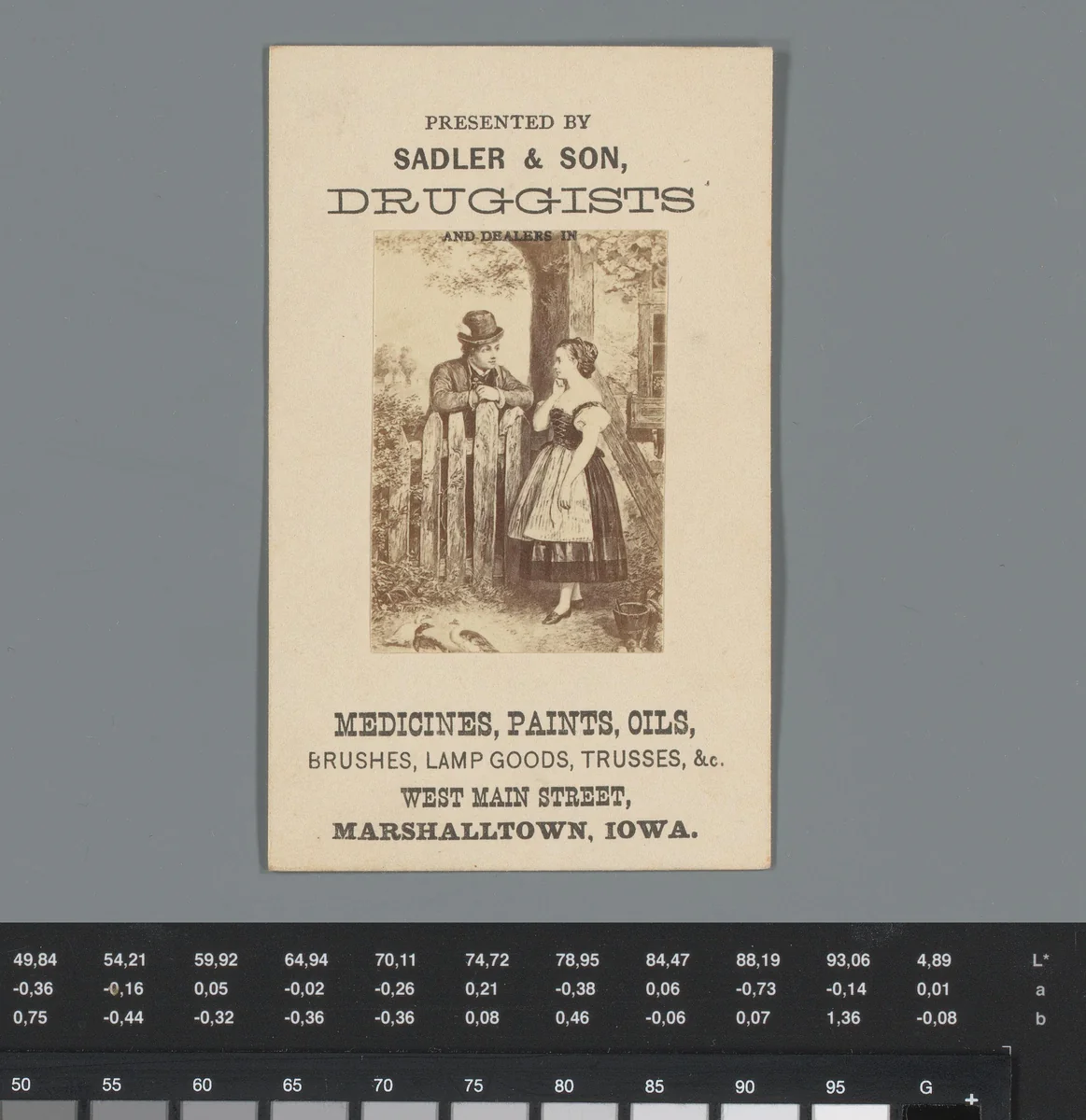 Reclame voor drogisterij Sadler & Son te Marshalltown met reproductie van een prent van een man die een vrouw het hof maakt bij een tuinhek by anonymous, photograph, 1850-1915