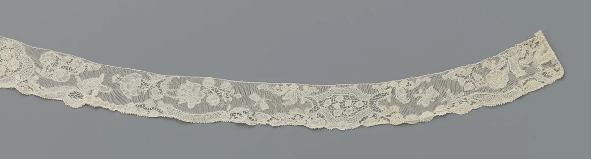 Strook kloskant met bloemtak en insect tussen twee cartouches by anonymous, other, 1735-1750