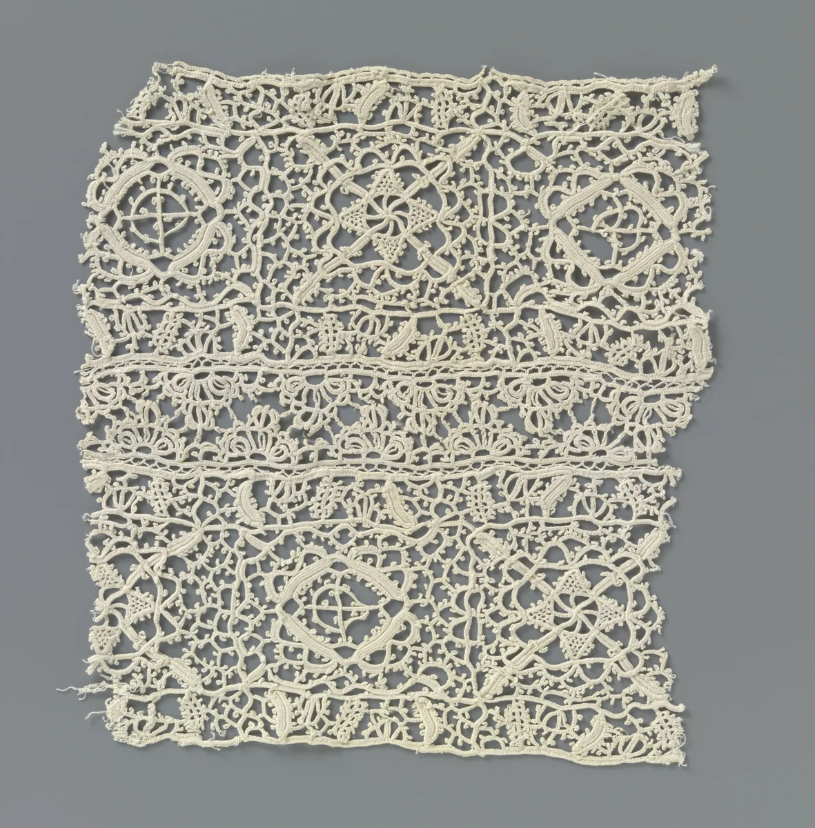 Strook gehaakte kant met reticella motieven by anonymous, other, 1890-1909