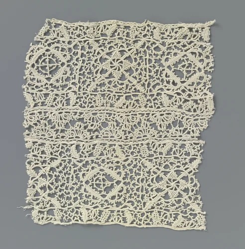 Strook gehaakte kant met reticella motieven by anonymous, other, 1890-1909