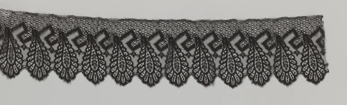 Strook machinale kant met hangende veermotieven en meanderband by anonymous, other, 1870-1890