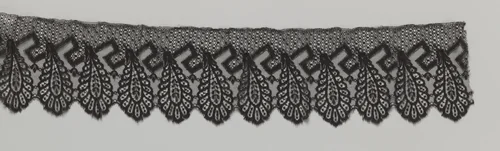 Strook machinale kant met hangende veermotieven en meanderband by anonymous, other, 1870-1890