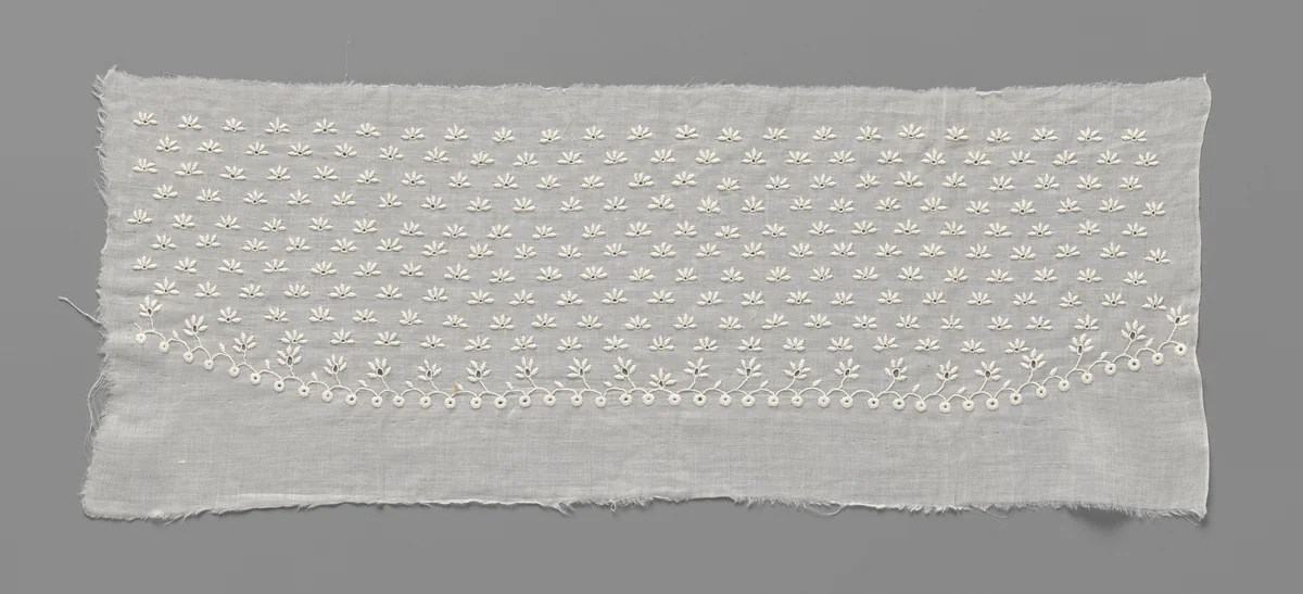 Strook katoen met een strooipatroon van kantborduurwerk met rijen halve vergeet-mij-nietjes met opengewerkt bloemhartje by anonymous, other, 1800-1849
